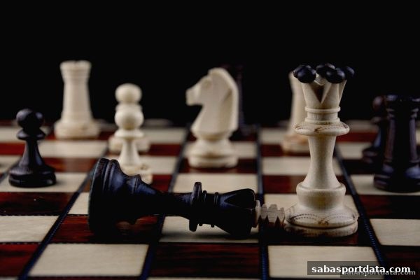 沙巴体育官网：从桥牌搭档默契到百家乐看路法——棋牌游戏的深层逻辑